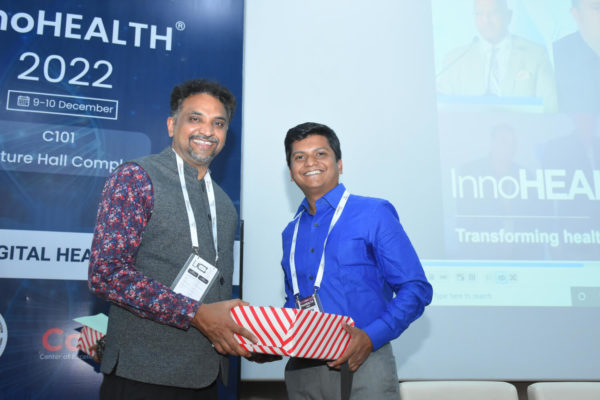 Mr Devdatta Puntambekar receiving memento to Dr Gopichandran Lakshmanan in Preparing Indian Healthcare workers for Digital Services session @ InnoHEALTH 2022