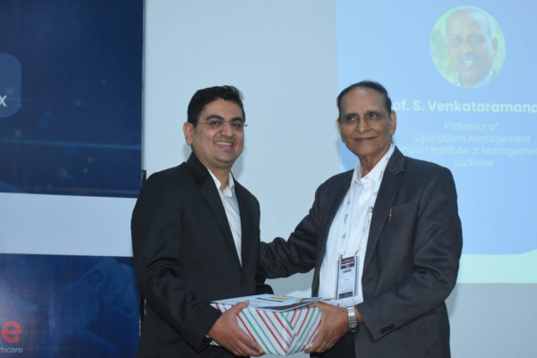 Mr Saurabh Kumar Chaubey receiving memento from Dr V K Singh in ALVL Foundation IC Young Innovator's Award session @ InnoHEALTH 2022