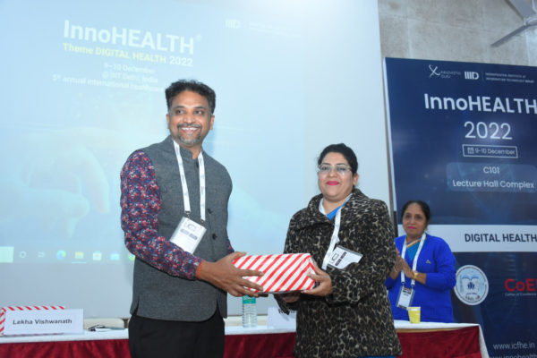Ms Achala receiving memento to Dr Gopichandran Lakshmanan in Preparing Indian Healthcare workers for Digital Services session @ InnoHEALTH 2022