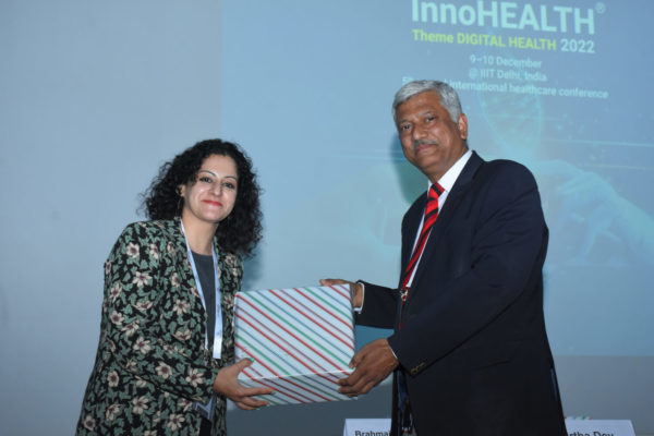Ms Brahmajyot Dhillon receiving memento from Mr Partha Dey in Getting Healthcare Data Right session @ InnoHEALTH 2022