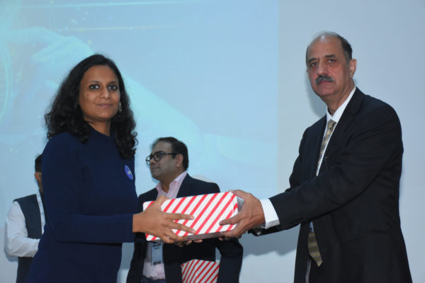 Ms Khusboo Agarwal receiving memento from Dr Ravi Gaur in Digital Health Services for Non Communicable Diseases - Preventive Health Care session @ InnoHEALTH 2022