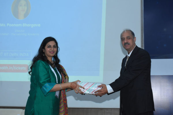 Ms Poonam Bhargava receiving memrnto from Dr Ravi Gaur in Fireside chat session on Counselling by effective communication in wellness @ InnoHEALTH 2022