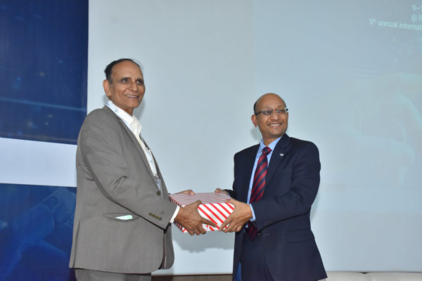 Prof Ranjan Bose receiving memento from Dr V K Singh in Inaugural @ InnoHEALTH 2022