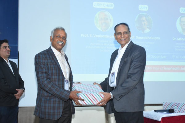 Prof Venkat receiving memento from Dr V K Singh in ALVL Foundation IC Young Innovator's Award session @ InnoHEALTH 2022